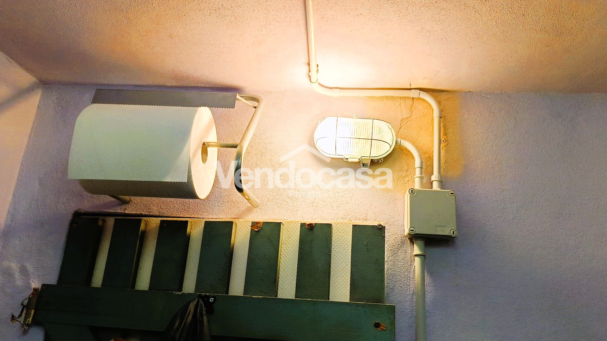 ALL'INTERNO DEL CONDOMINIO DI VIA BELLINI 40 SI VENDE locale uso CANTINA ATTREZZATA